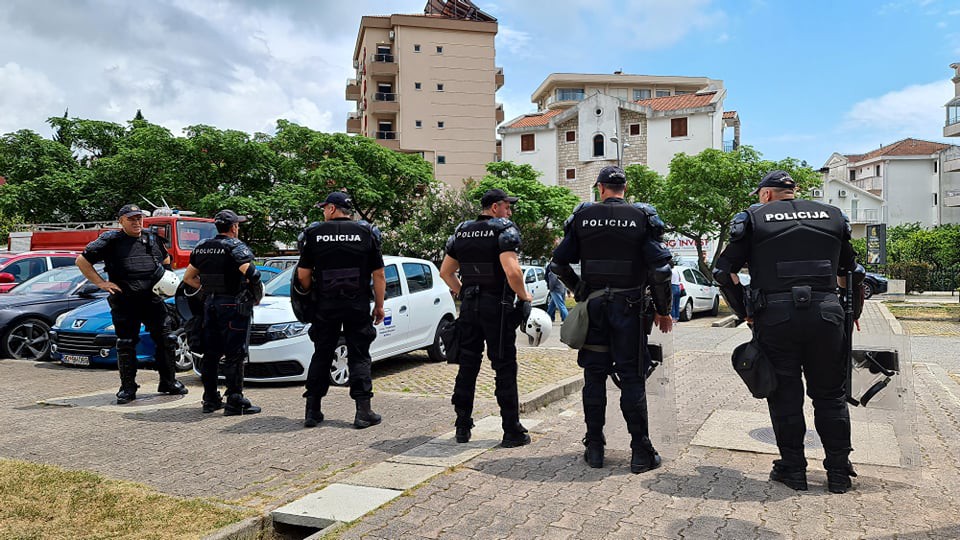 Скупштинска сала у Будви ПОД ОПСАДОМ ПОЛИЦИЈЕ!